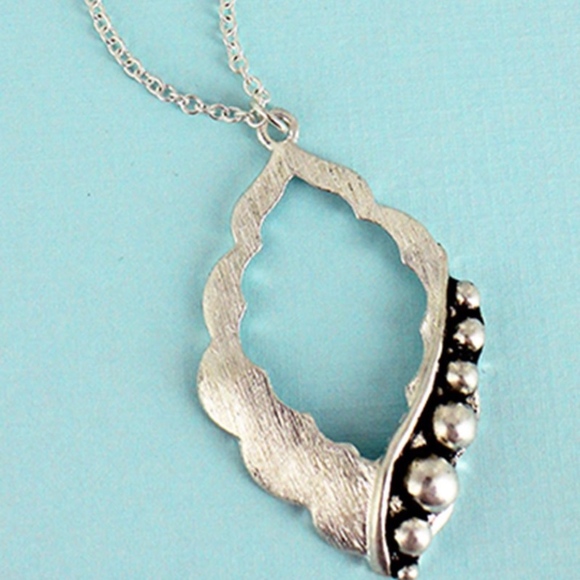 2/$15- SILVERTONE DOT TEXTURED MOROCCAN NECKLACE - Picture 1 of 1